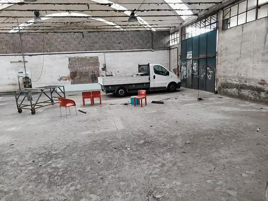 Immagine 4 di Capannone industriale in vendita  a Livorno