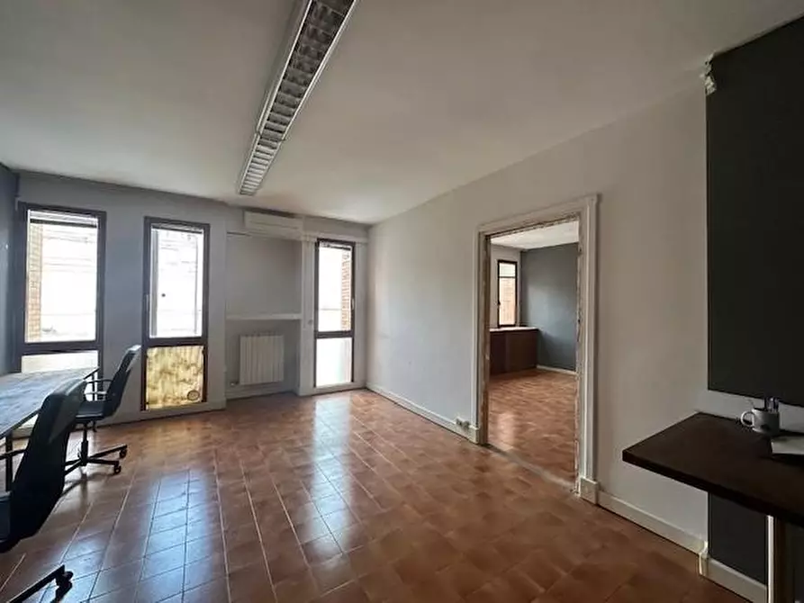Immagine 5 di Ufficio in vendita  a Cascina