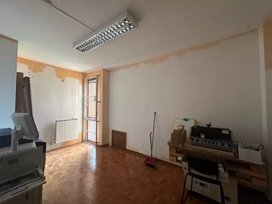 Immagine 8 di Ufficio in vendita  a Cascina