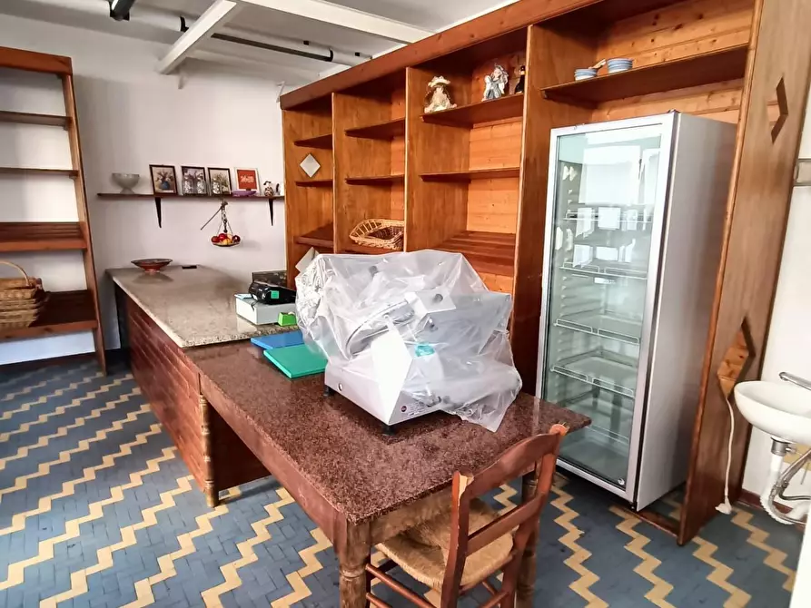 Immagine 3 di Locale commerciale in vendita  a Carrara