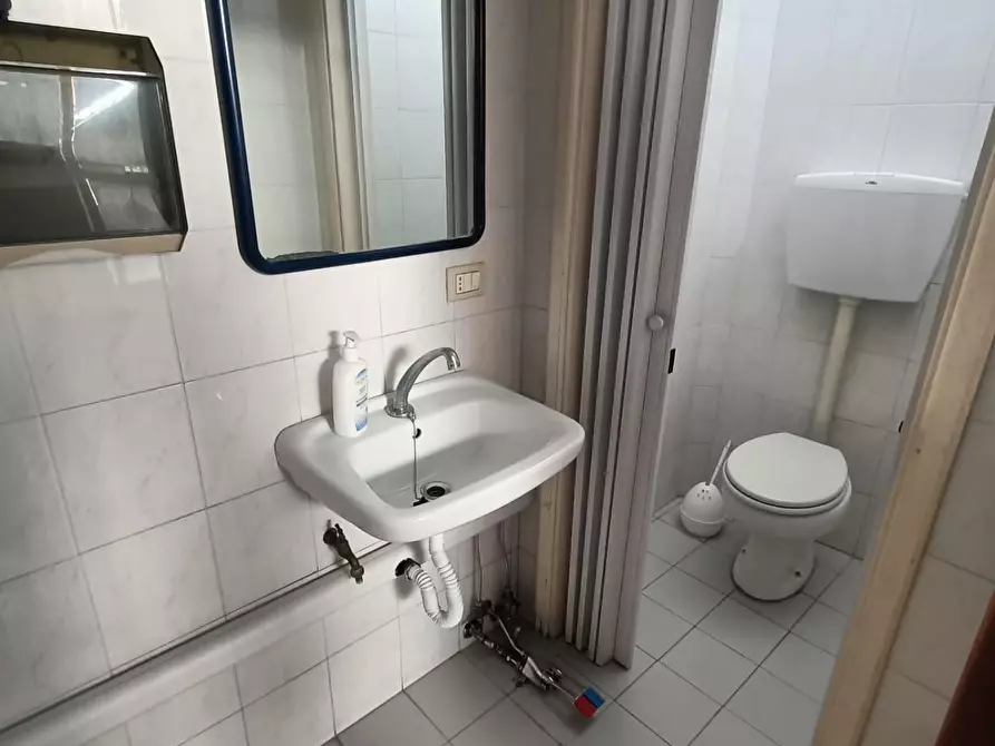 Immagine 8 di Locale commerciale in vendita  a Carrara