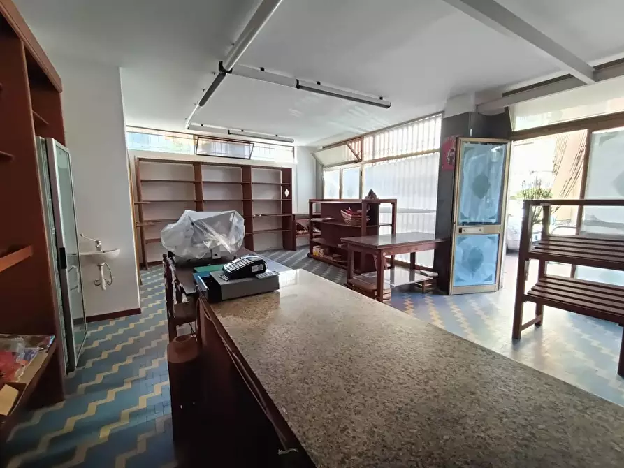 Immagine 4 di Locale commerciale in vendita  a Carrara