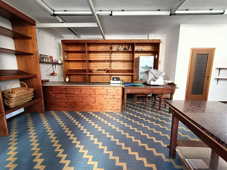 Immagine 6 di Locale commerciale in vendita  a Carrara