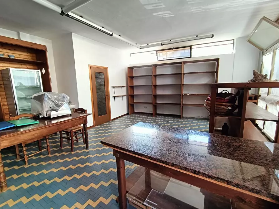 Immagine 7 di Locale commerciale in vendita  a Carrara