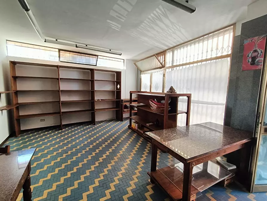 Immagine 2 di Locale commerciale in vendita  a Carrara