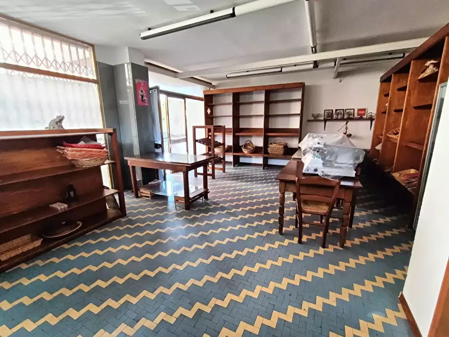 Immagine 5 di Locale commerciale in vendita  a Carrara