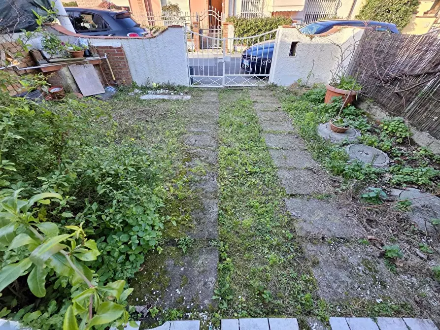 Immagine 1 di Casa indipendente in vendita  a Viareggio