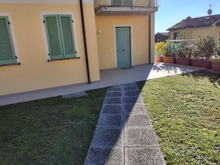 Immagine 2 di Villa in vendita  a Capannori