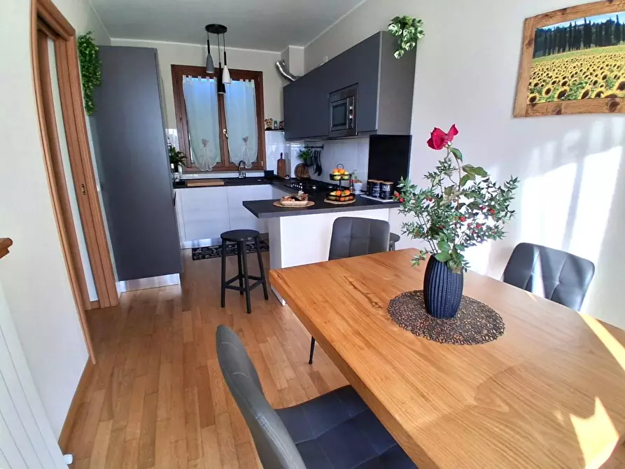 Immagine 11 di Villa in vendita  a Capannori