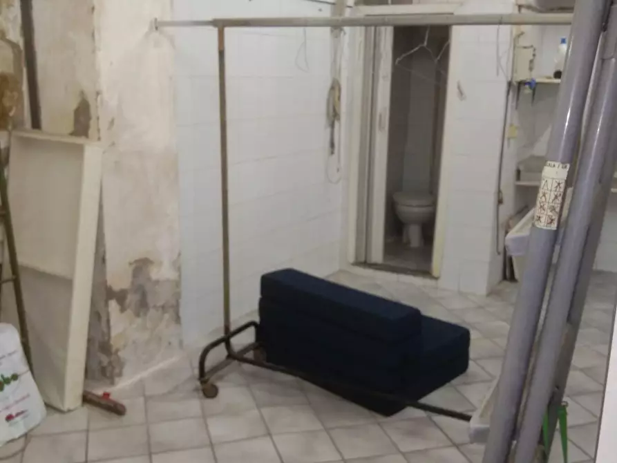 Immagine 3 di Negozio in vendita  a Prato