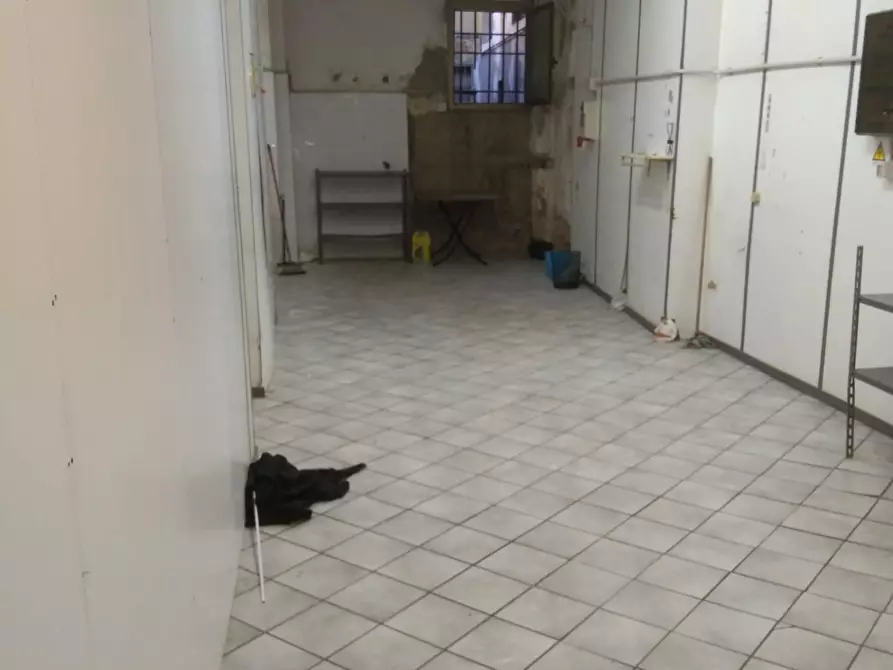 Immagine 5 di Negozio in vendita  a Prato