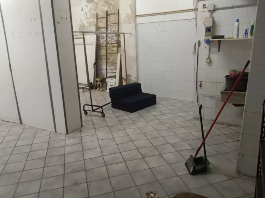 Immagine 4 di Negozio in vendita  a Prato