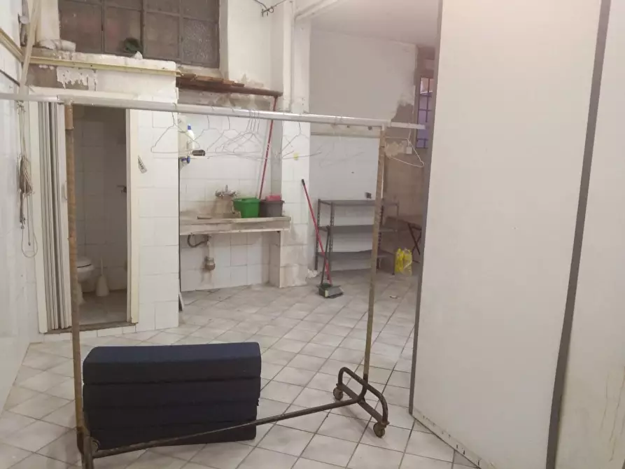 Immagine 6 di Negozio in vendita  a Prato