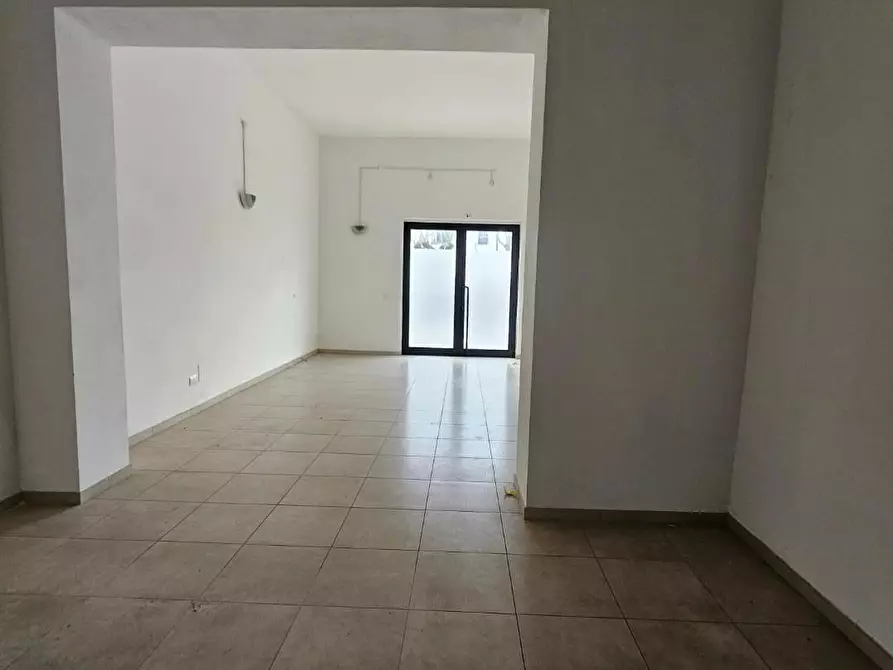 Immagine 9 di Ufficio in affitto  a Collesalvetti