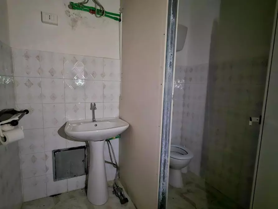 Immagine 10 di Ufficio in affitto  a Collesalvetti