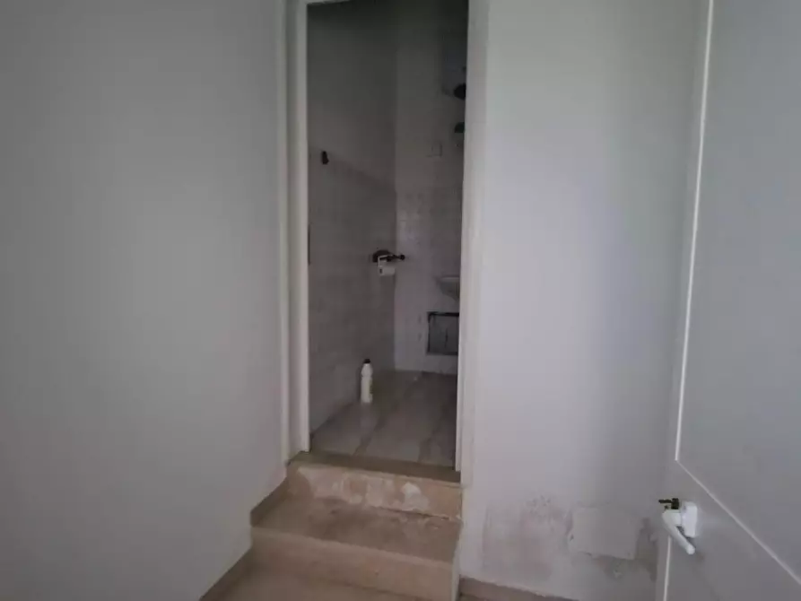 Immagine 12 di Ufficio in affitto  a Collesalvetti