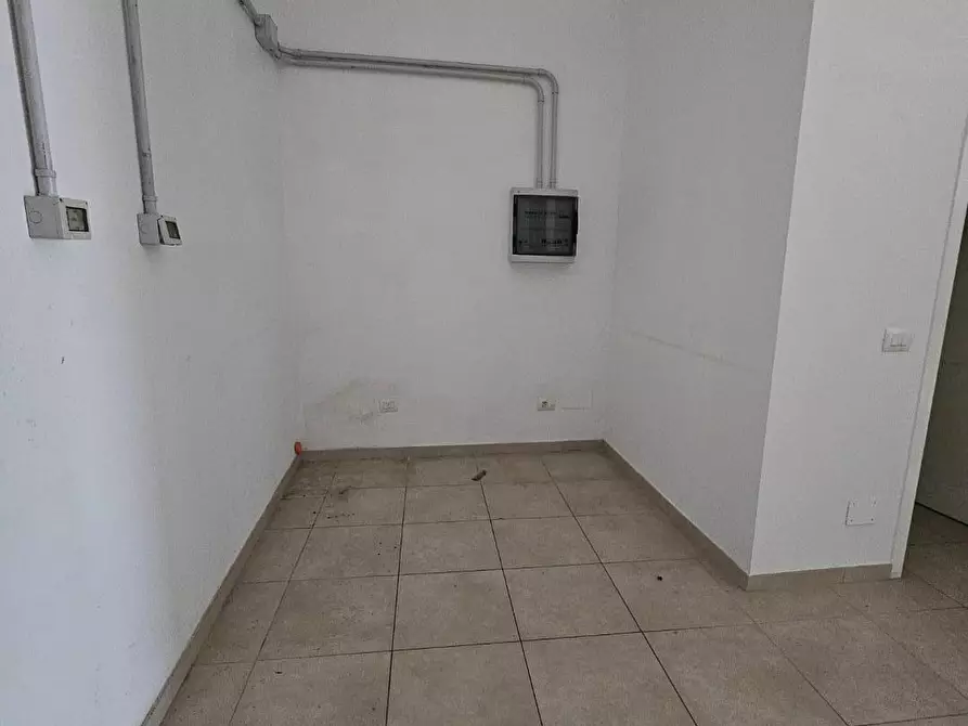 Immagine 8 di Ufficio in affitto  a Collesalvetti