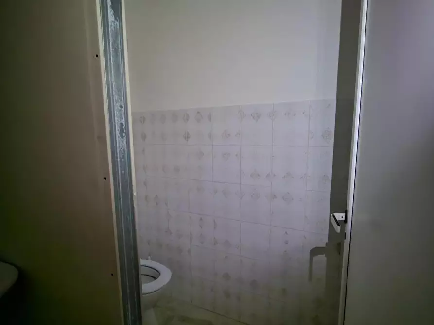 Immagine 11 di Ufficio in affitto  a Collesalvetti