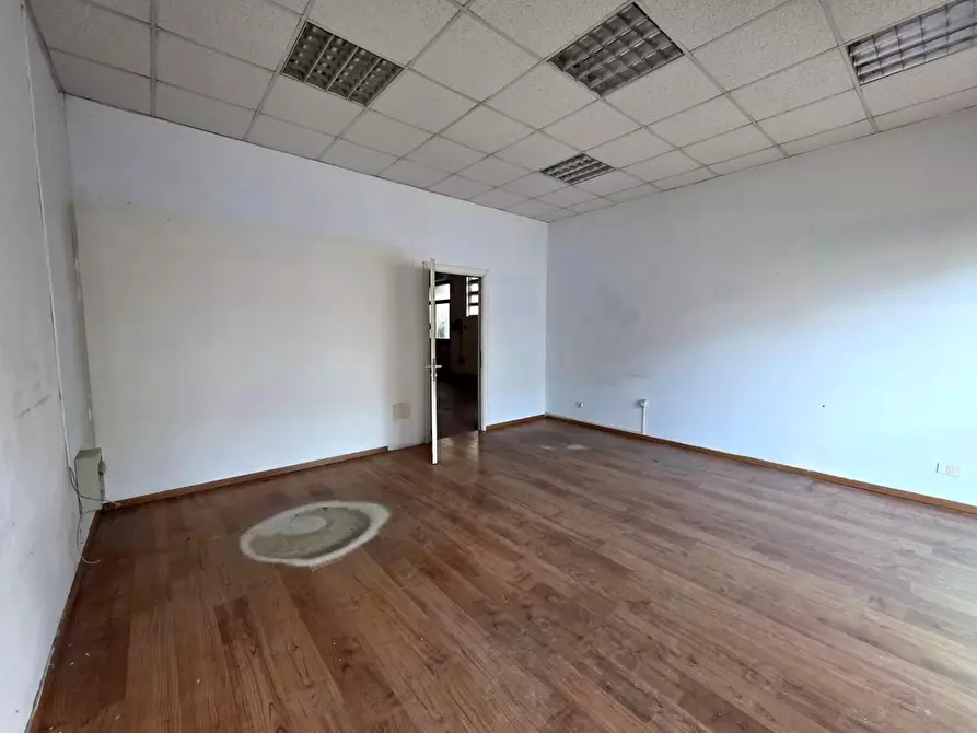 Immagine 1 di Locale commerciale in vendita  a Santa Croce Sull'arno