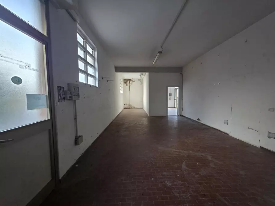 Immagine 6 di Locale commerciale in vendita  a Santa Croce Sull'arno