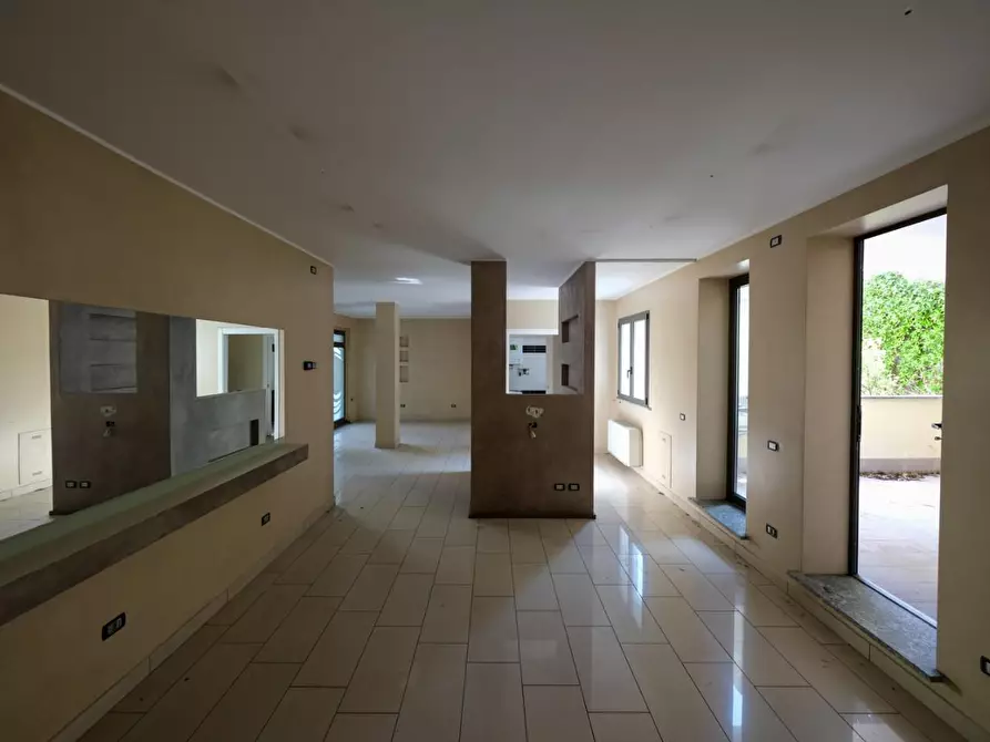 Immagine 8 di Negozio in vendita  a Arluno