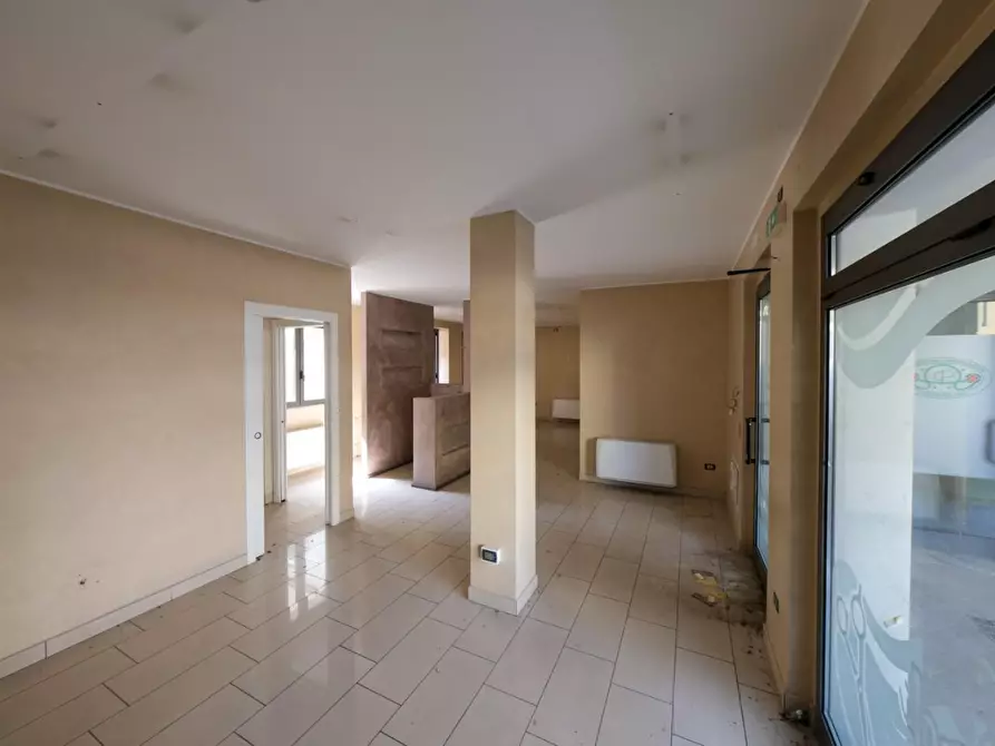 Immagine 10 di Negozio in vendita  a Arluno