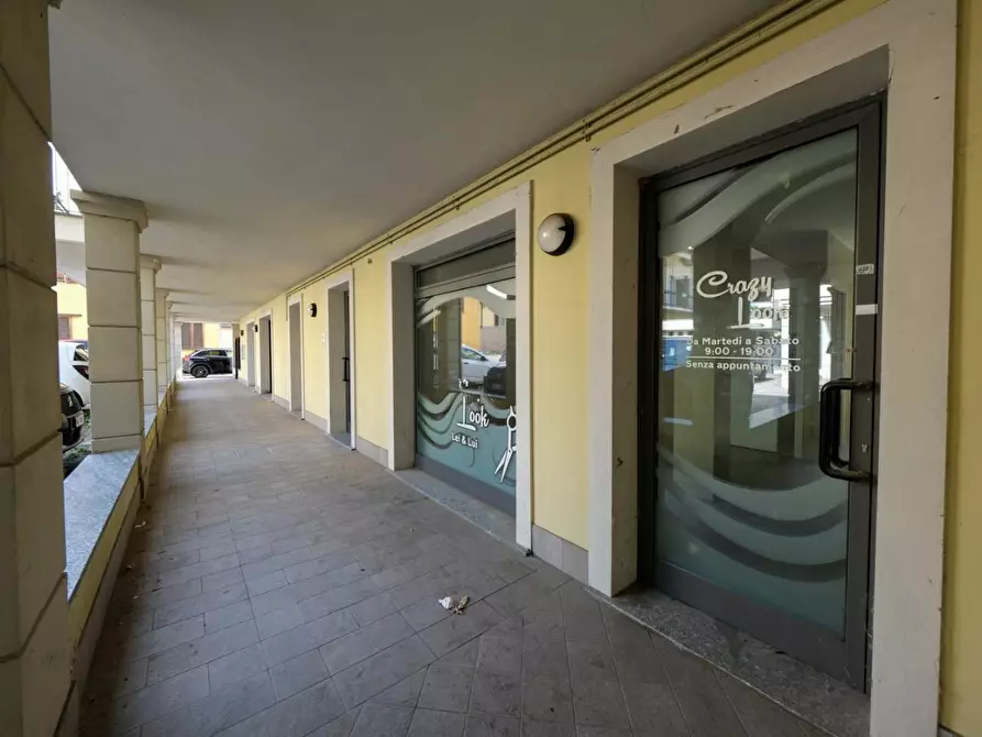 Immagine 2 di Negozio in vendita  a Arluno