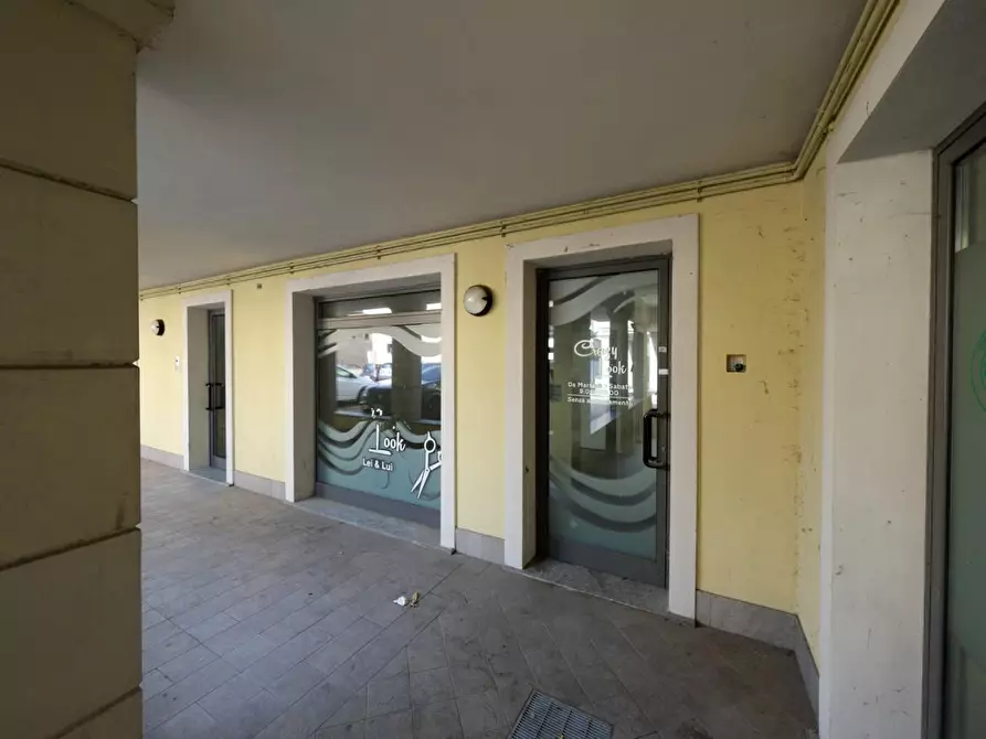 Immagine 13 di Negozio in vendita  a Arluno
