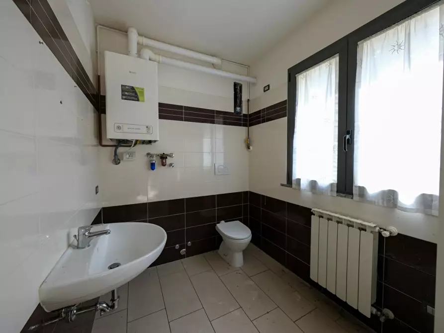 Immagine 6 di Negozio in vendita  a Arluno