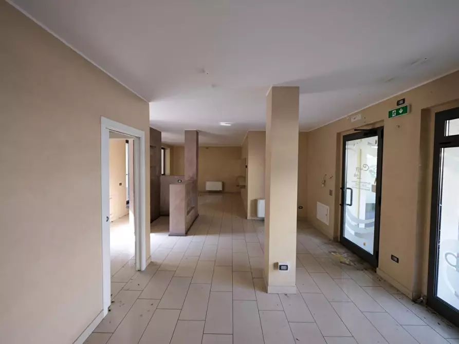 Immagine 15 di Negozio in vendita  a Arluno