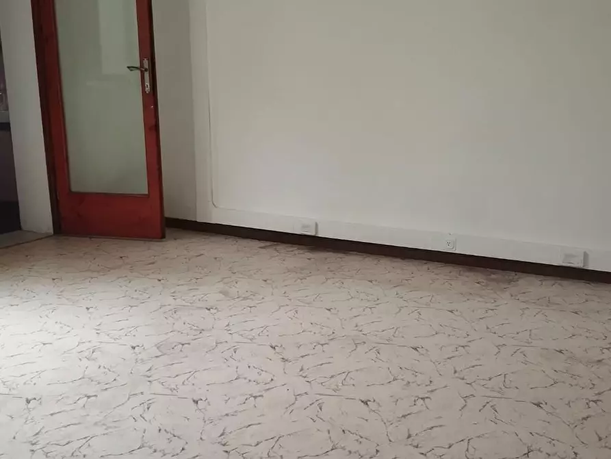 Immagine 2 di Locale commerciale in affitto  a Cascina