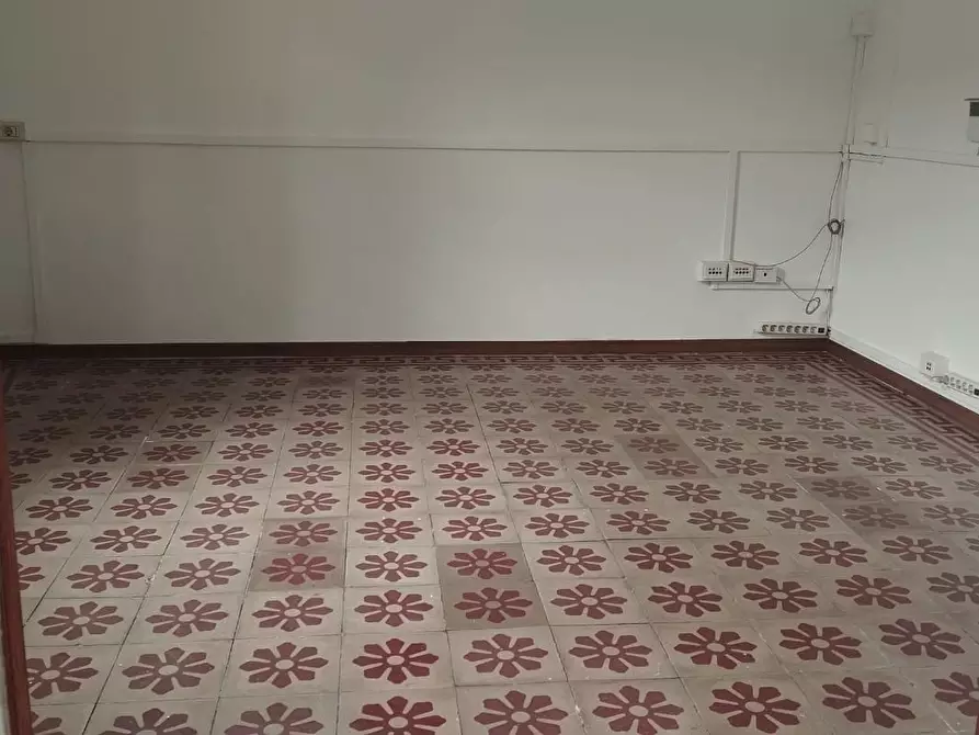 Immagine 1 di Locale commerciale in affitto  a Cascina