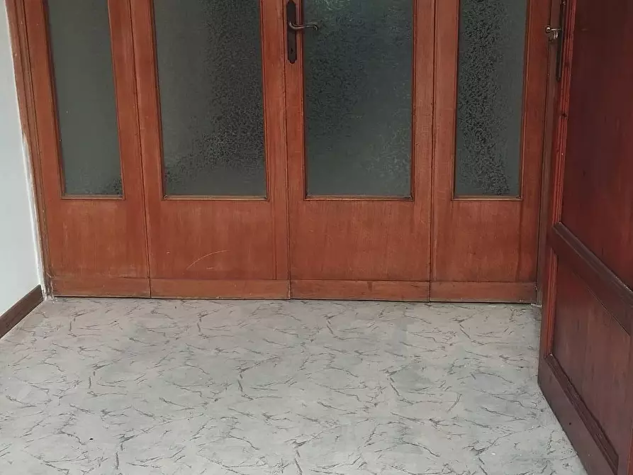 Immagine 5 di Locale commerciale in affitto  a Cascina