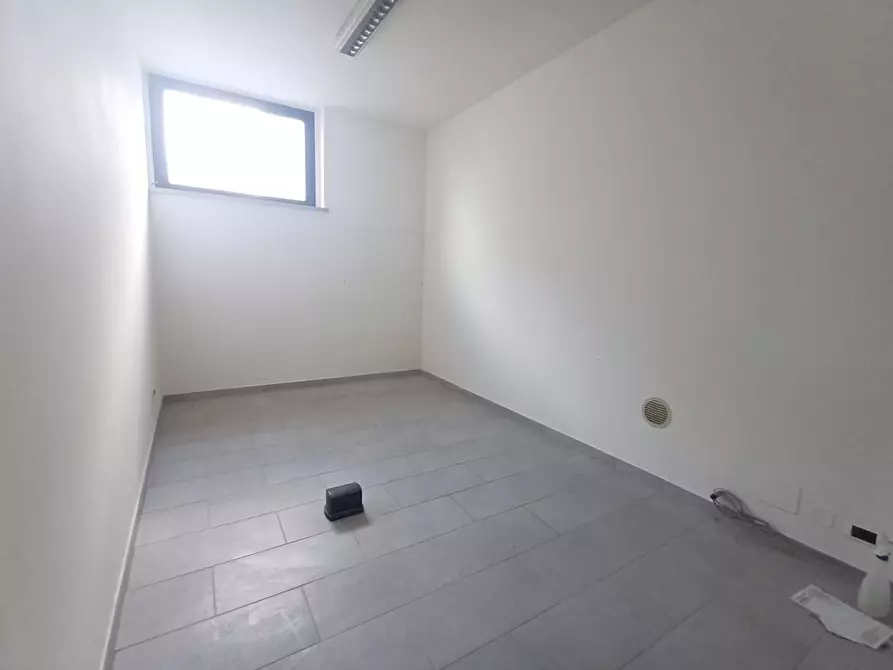 Immagine 20 di Ufficio in vendita  a Poggibonsi