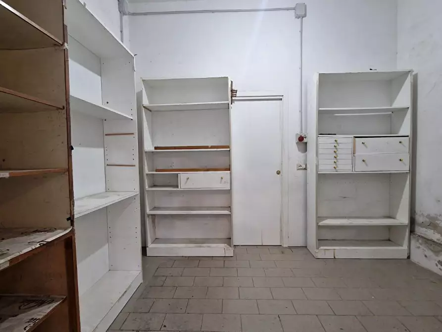 Immagine 14 di Locale commerciale in vendita  a Pisa