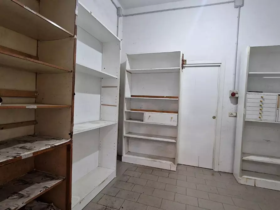 Immagine 16 di Locale commerciale in vendita  a Pisa