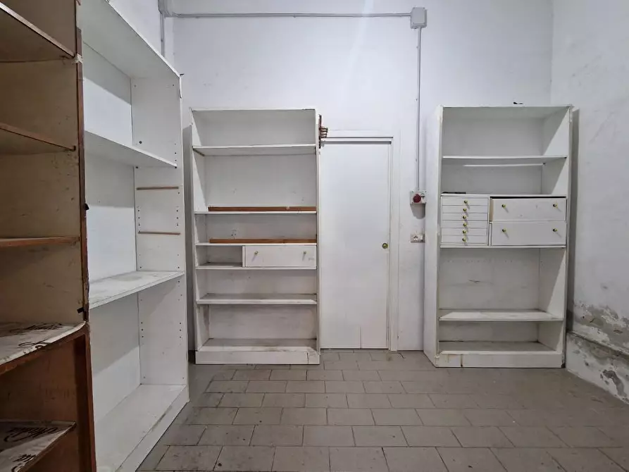 Immagine 11 di Locale commerciale in vendita  a Pisa