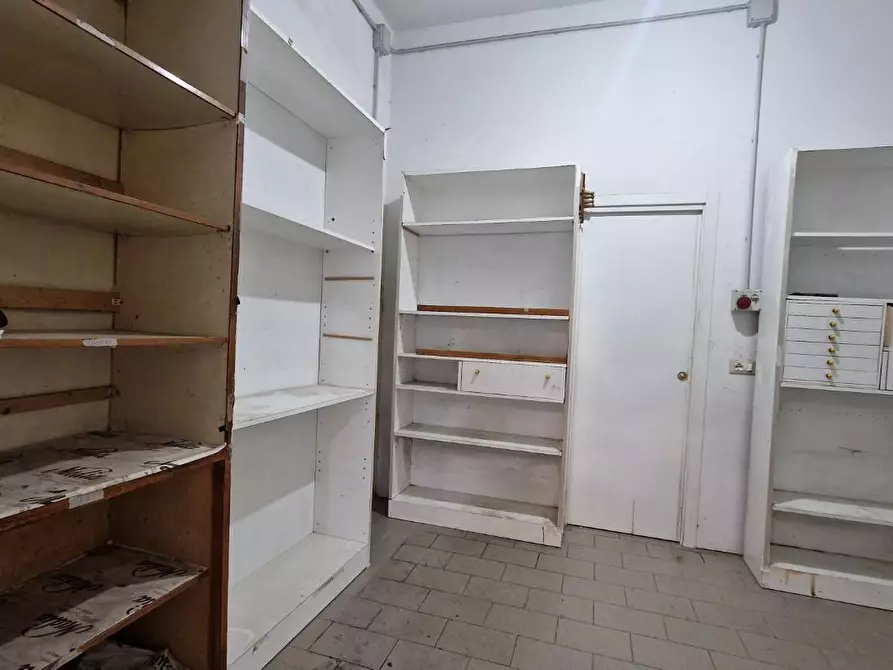 Immagine 13 di Locale commerciale in vendita  a Pisa