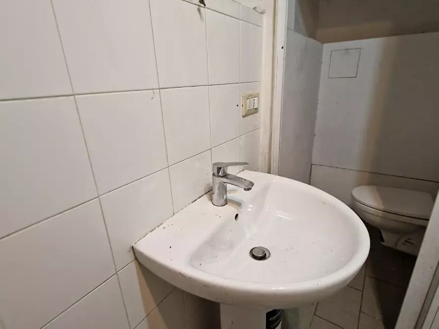 Immagine 18 di Locale commerciale in vendita  a Pisa