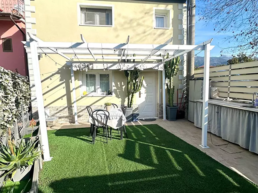Immagine 1 di Casa indipendente in vendita  a Massa