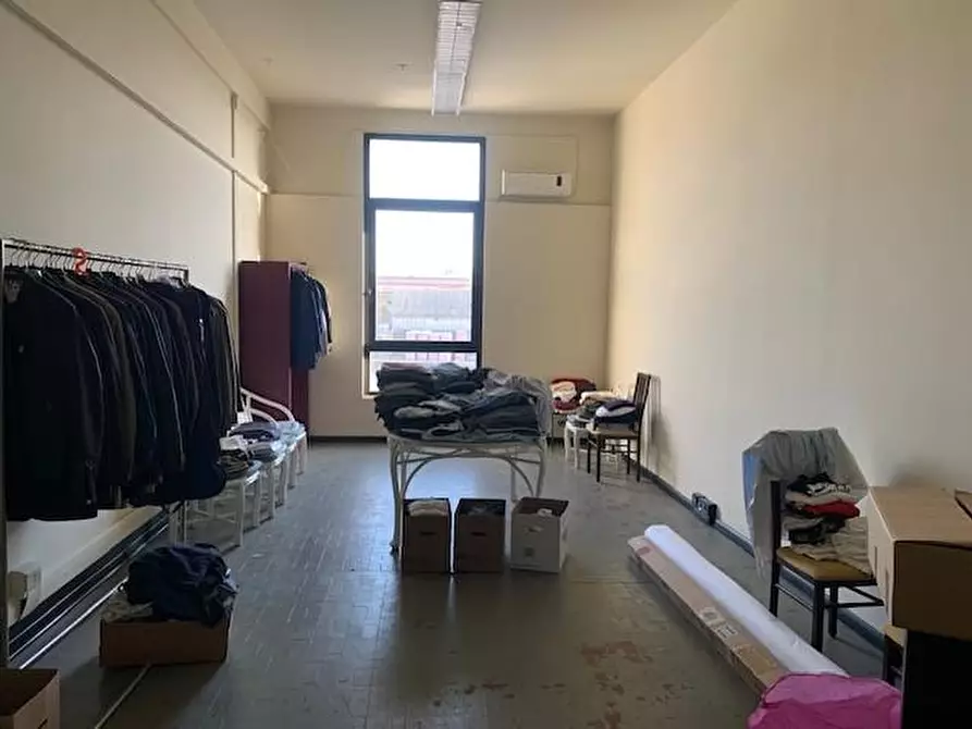 Immagine 5 di Ufficio in affitto  a Massa E Cozzile