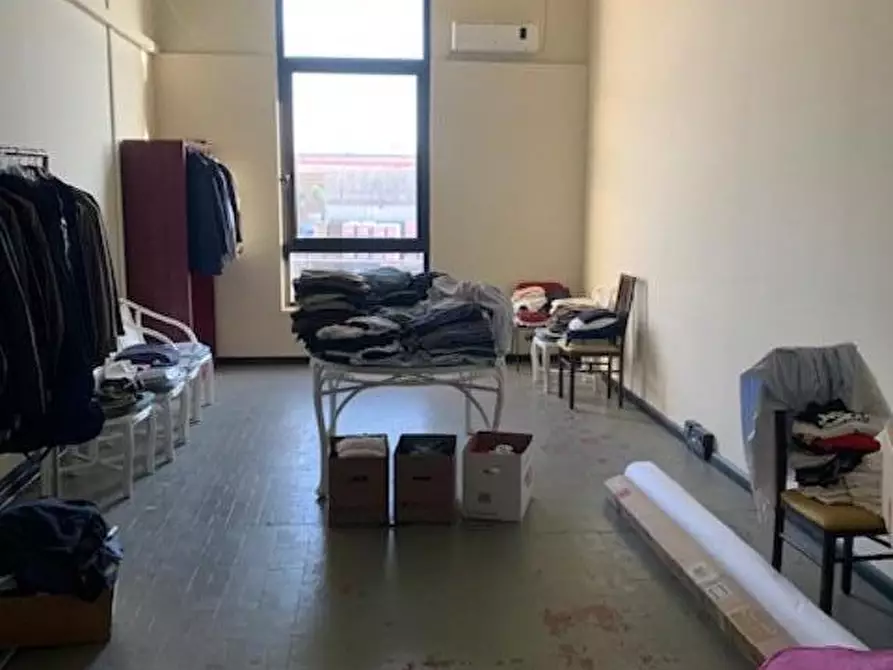 Immagine 6 di Ufficio in affitto  a Massa E Cozzile
