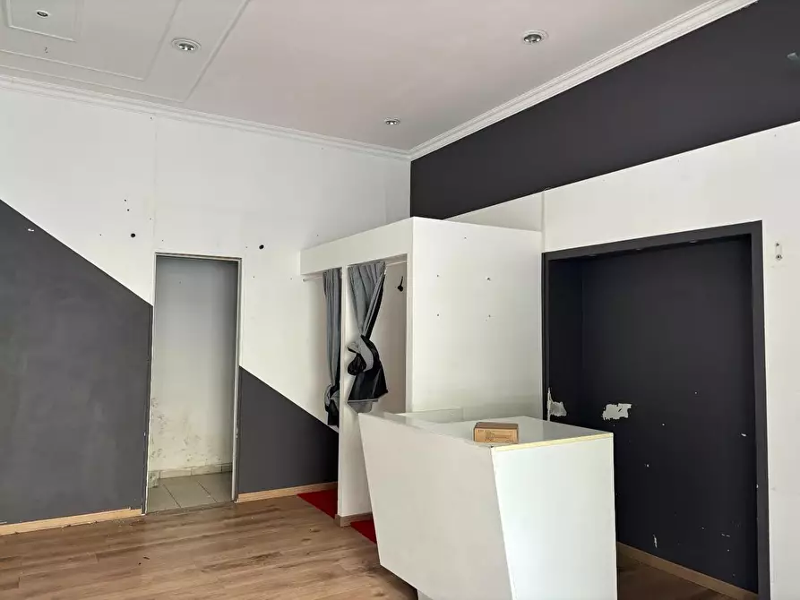 Immagine 4 di Negozio in affitto  a Viareggio