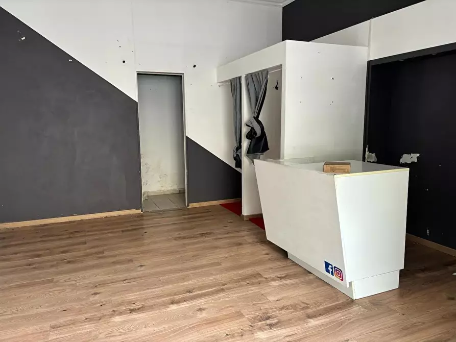 Immagine 2 di Negozio in affitto  a Viareggio