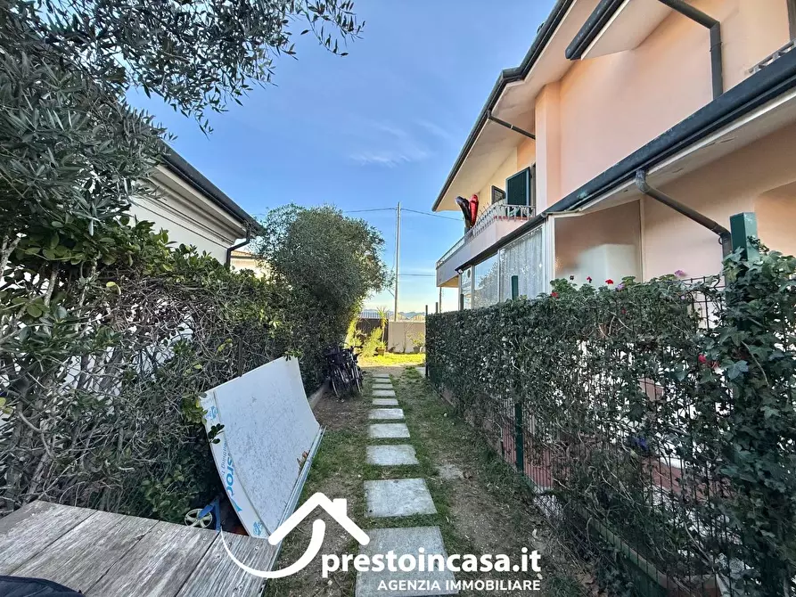 Immagine 11 di Villetta a schiera in vendita  a Viareggio
