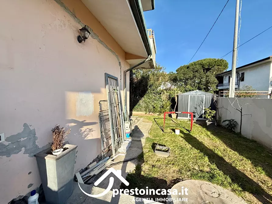 Immagine 32 di Villetta a schiera in vendita  a Viareggio