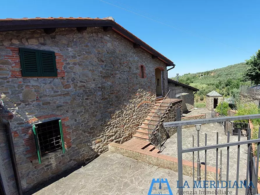 Immagine 2 di Casa colonica in vendita  a Lamporecchio