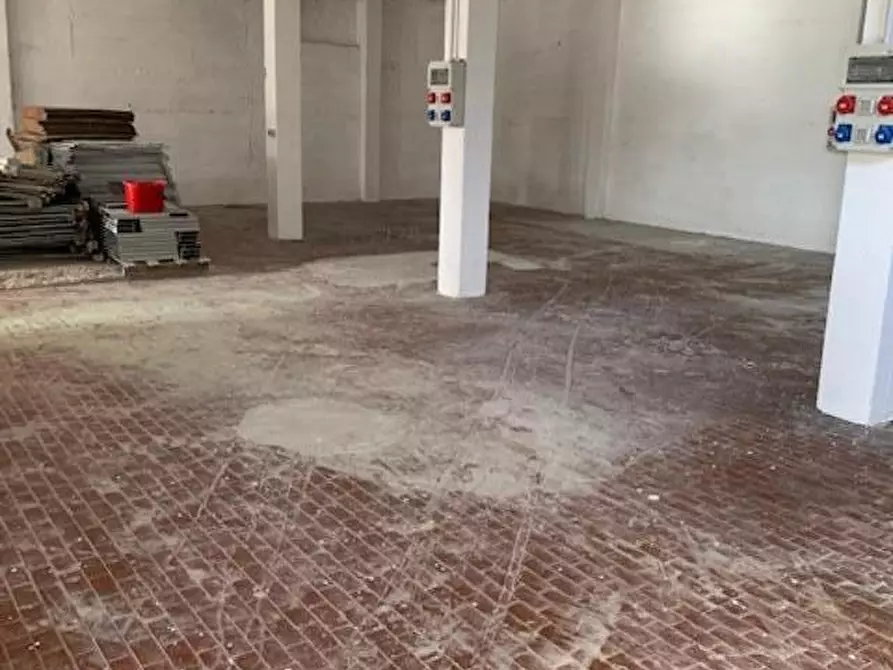 Immagine 3 di Attività artigianale in vendita  a Ortonovo