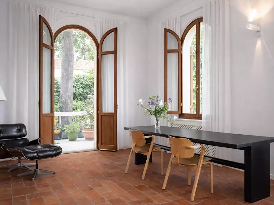 Immagine 2 di Villa in vendita  a Lucca