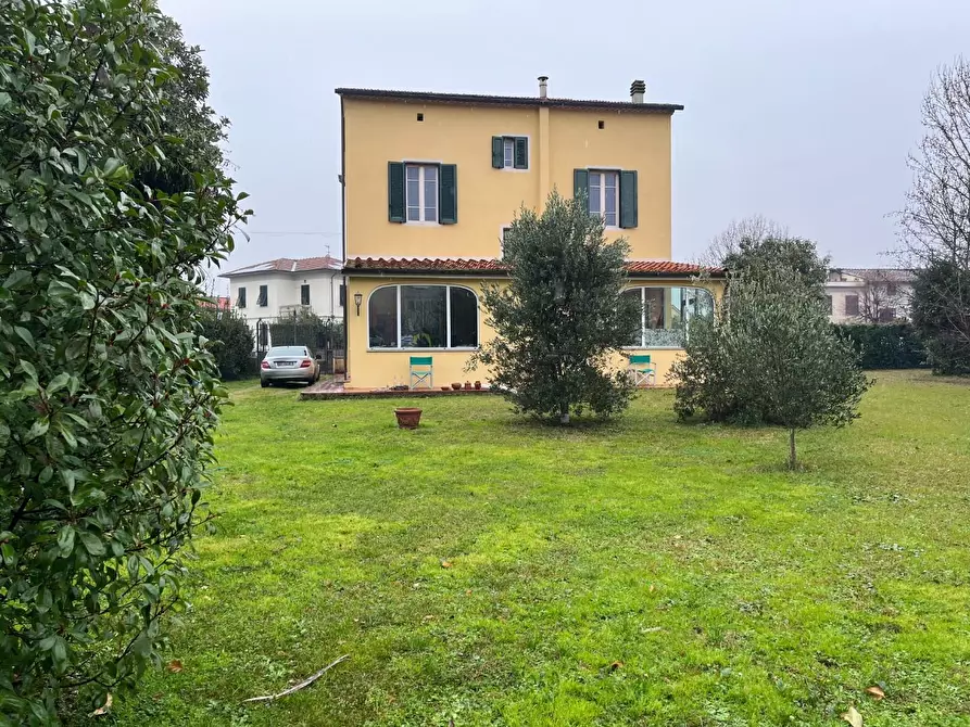 Immagine 5 di Villa in vendita  a Lucca